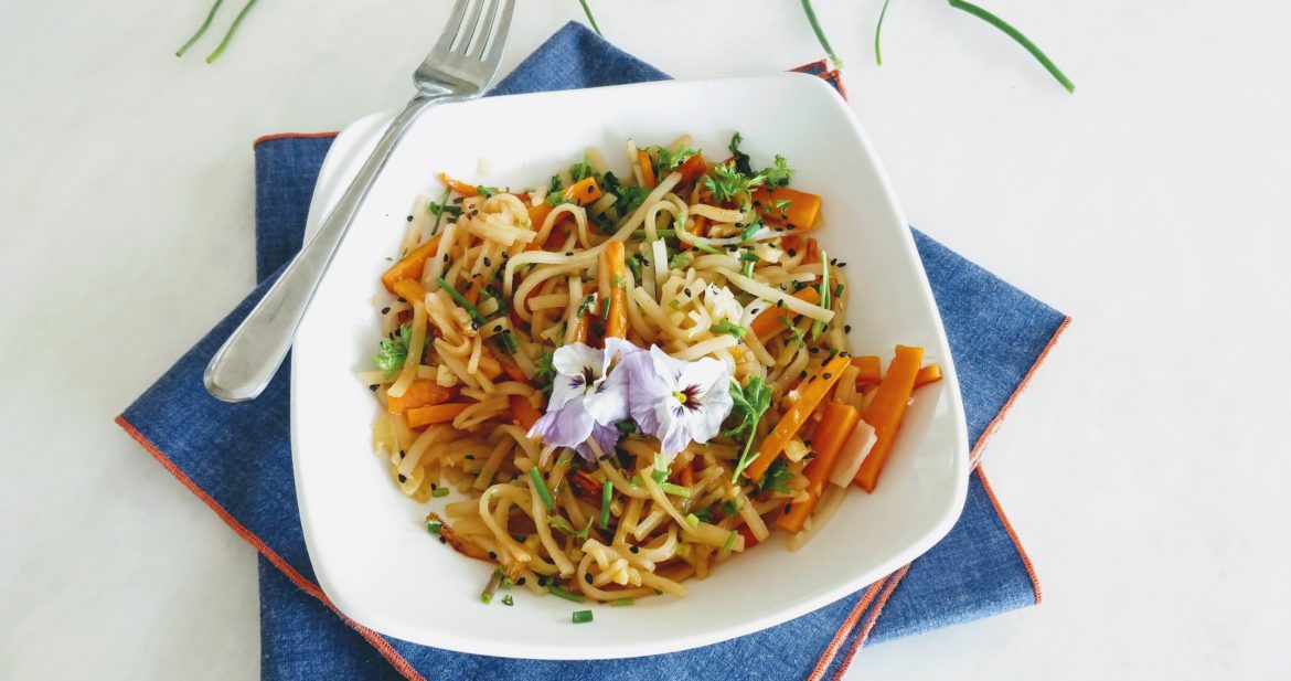 ginger noodles with garlic and carrots