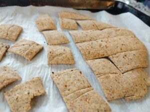 Almond pulp crackers